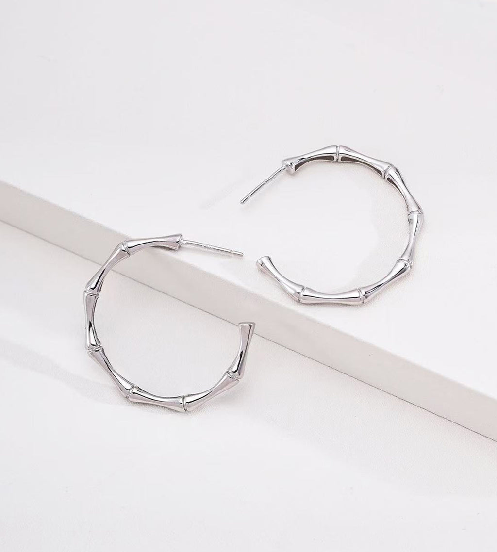 A pair of 18K White-Gold-Plated S925 silver hoop earrings with a bamboo branch link design