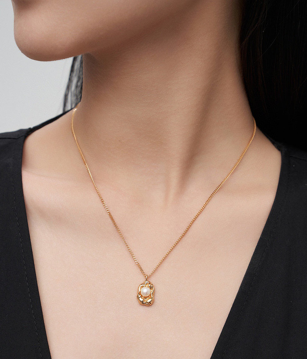 Organic Shape Natural Pearl Pendant Necklace