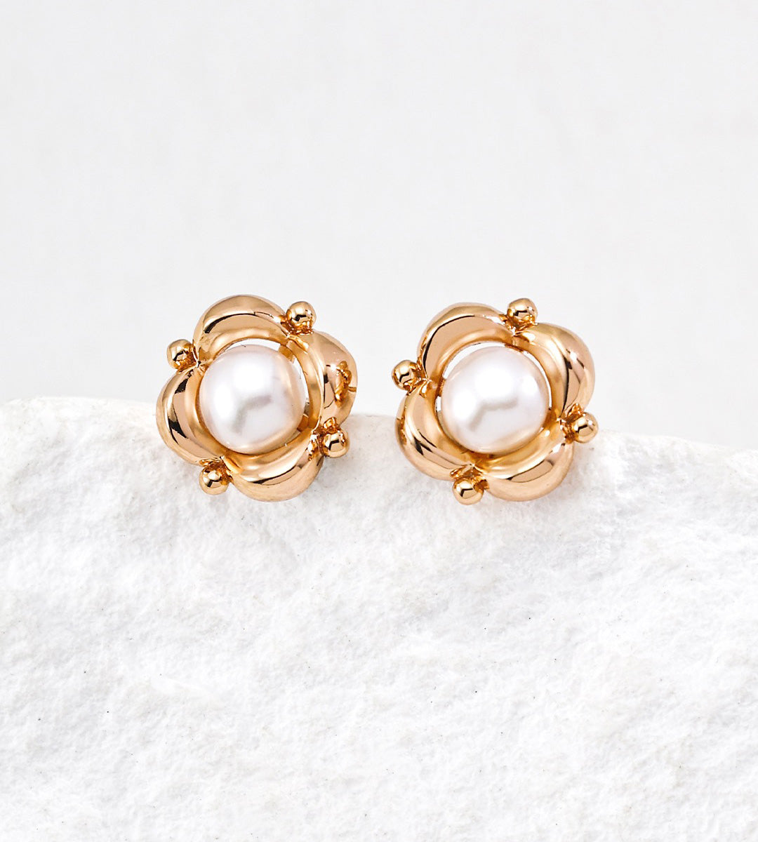 A pair of Flower Frame Natural Pearl Stud Earrings | 18K Gold-plated S925 Silver