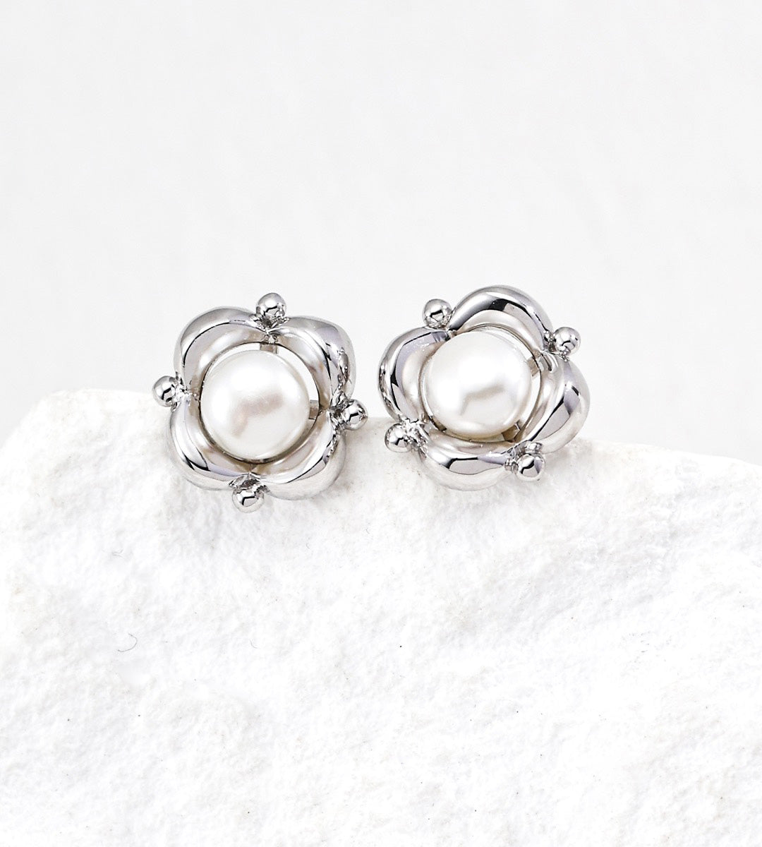 A pair of Flower Frame Natural Pearl Stud Earrings | 18K White-Gold-plated S925 Silver