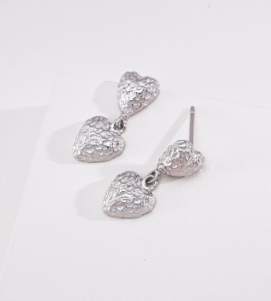 A pair of 18K White-Gold-Plated S925 Silver Hammered Double Heart Drop Earrings