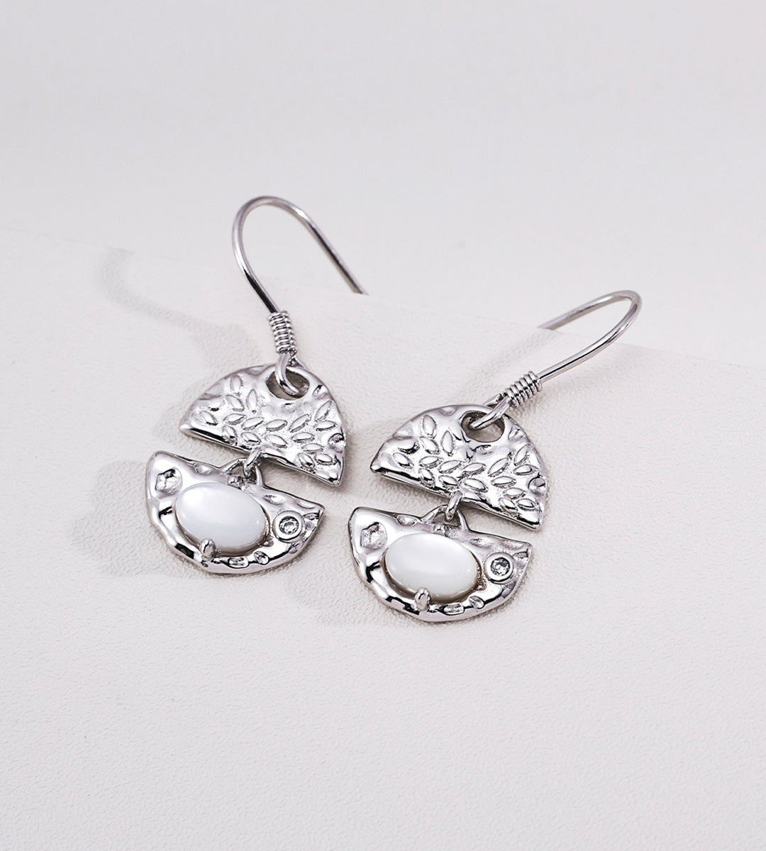 Layered Seashell Mother-of-Pearl Dangle Earrings, 18K White Gold-Plated S925 Silver | BUCKLE Collective