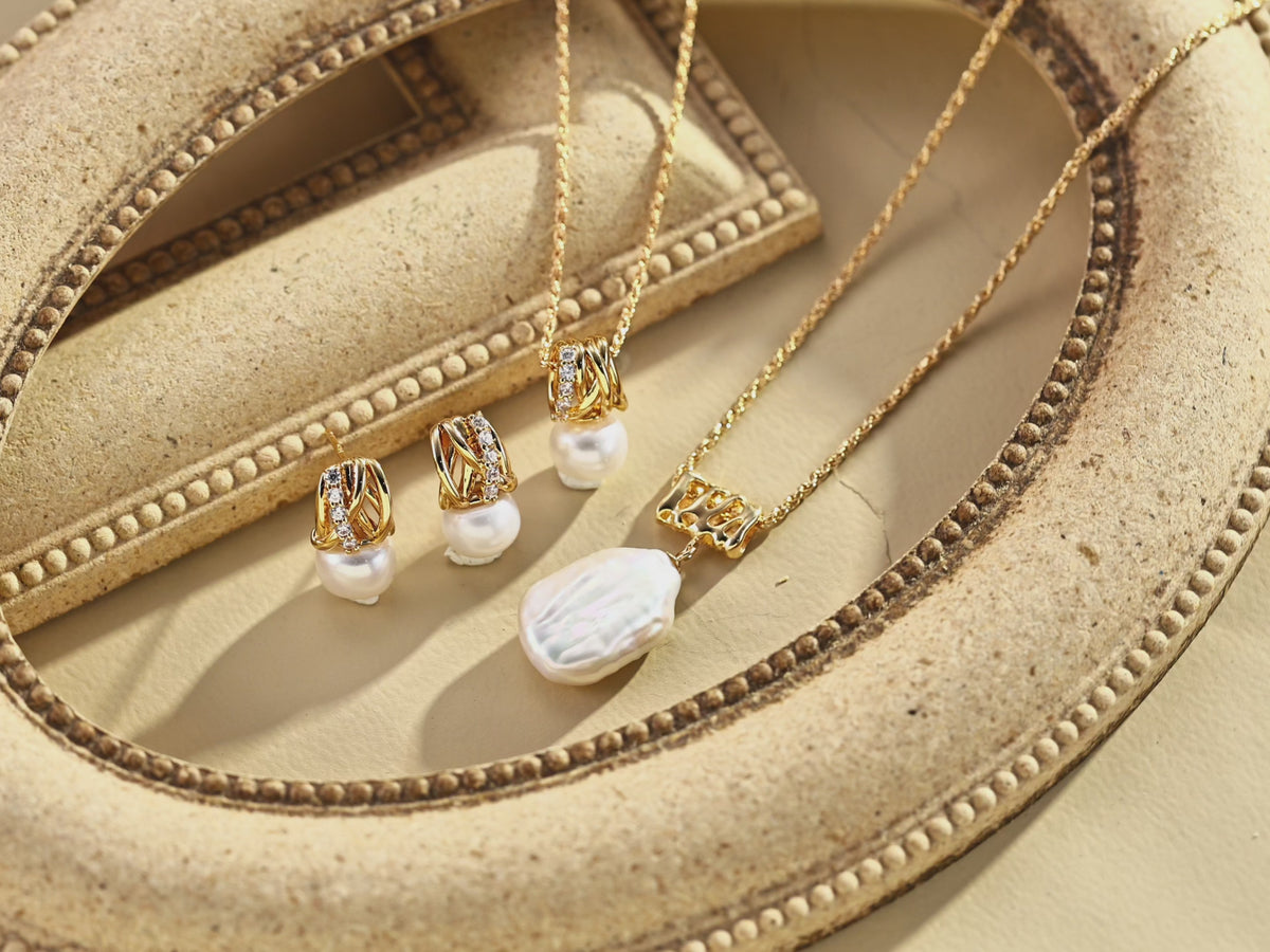 Video demonstration of Baroque Pearl Pendant Rope Chain Necklace and Earrings 