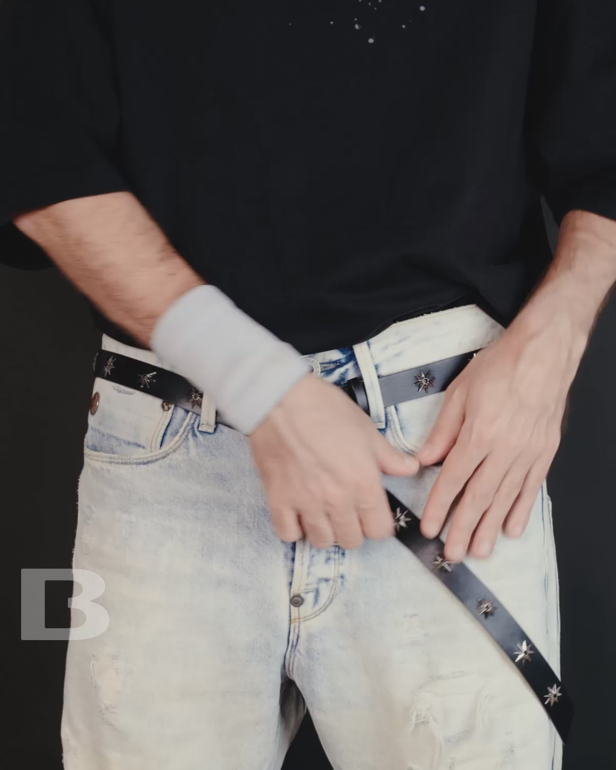 Video demonstration of the Unisex Y2K Belt with Silver Star Studs and Sleek Buckle